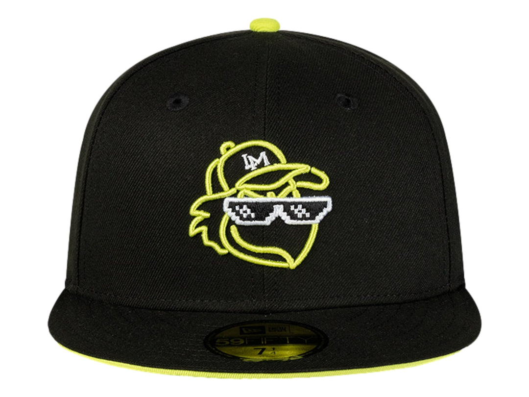 Gorra New Era negra con visera plana, bordado frontal de mascota con lentes en color amarillo neón.