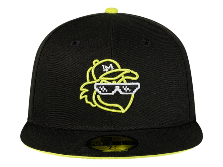 Gorra New Era negra con visera plana, bordado frontal de mascota con lentes en color amarillo neón.