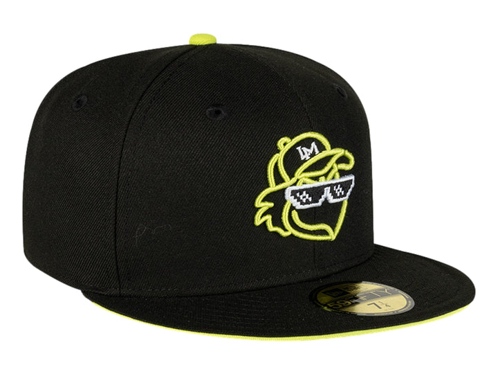 Gorra New Era negra con visera plana, bordado frontal de mascota con lentes en color amarillo neón.