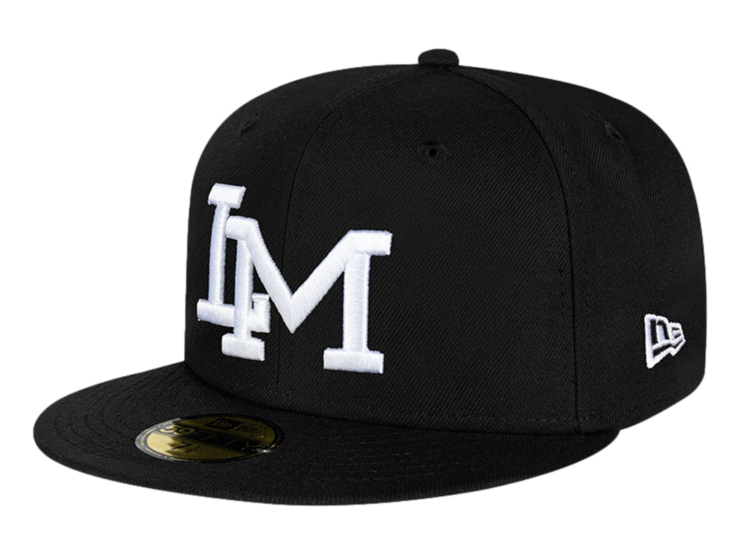 Gorra New Era color negro con visera plana y letras &