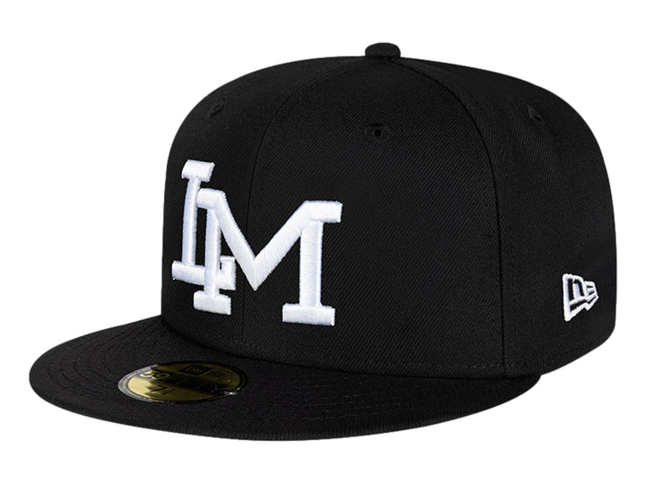 Gorra New Era color negro con visera plana y letras &