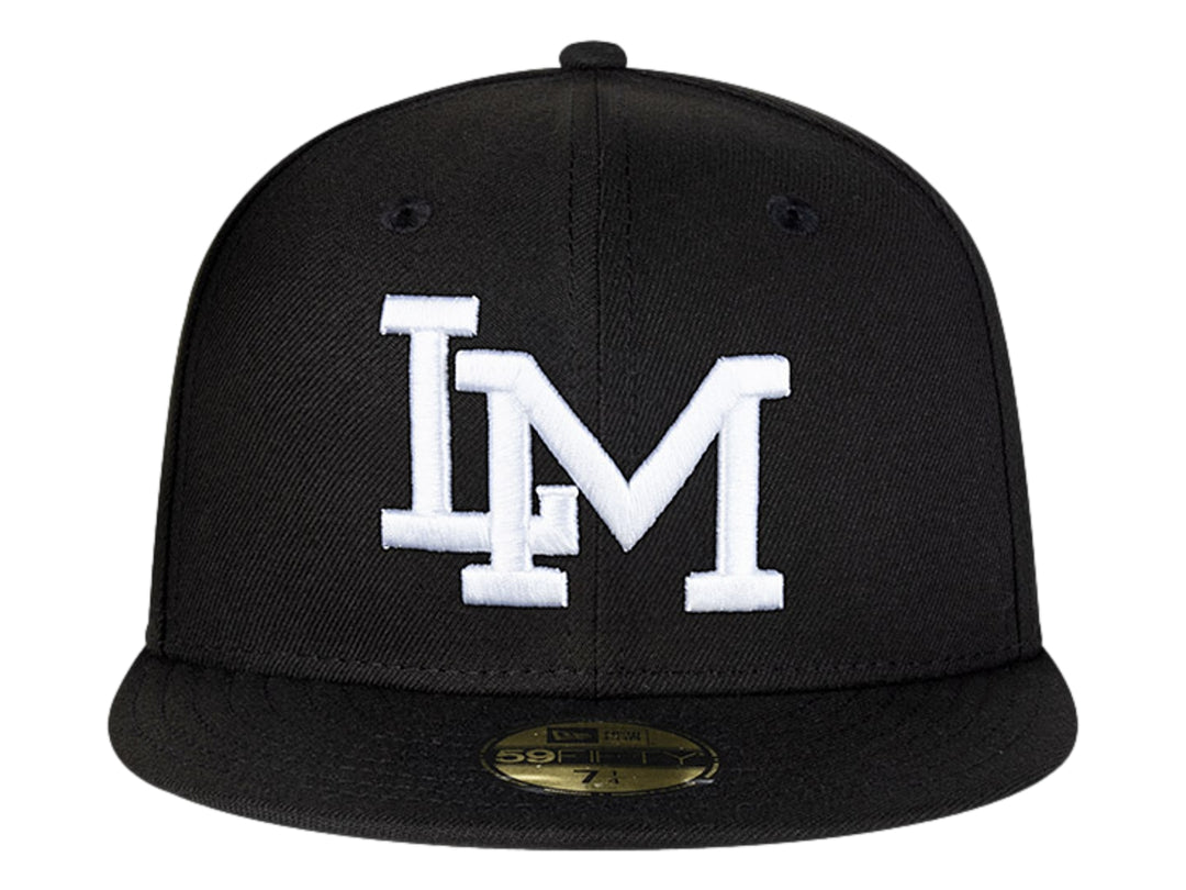 Gorra New Era color negro con visera plana y letras &