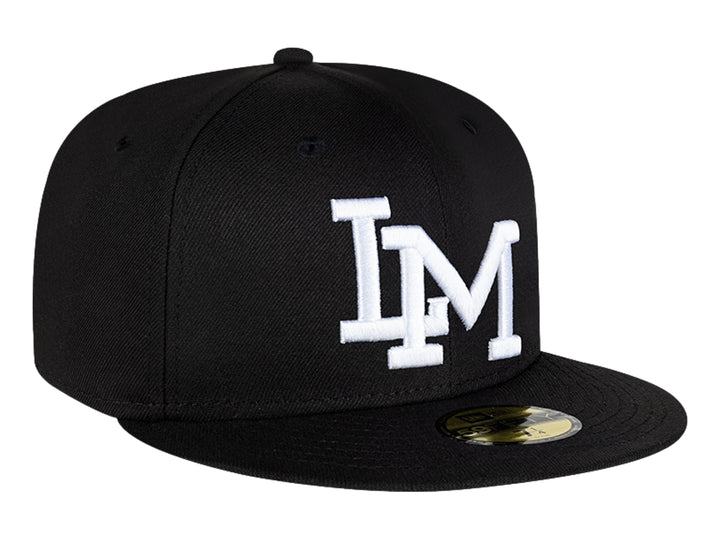 Gorra New Era color negro con visera plana y letras &