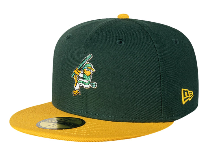 Gorra de béisbol New Era verde oscuro con visera amarilla y mascota bordada al frente.