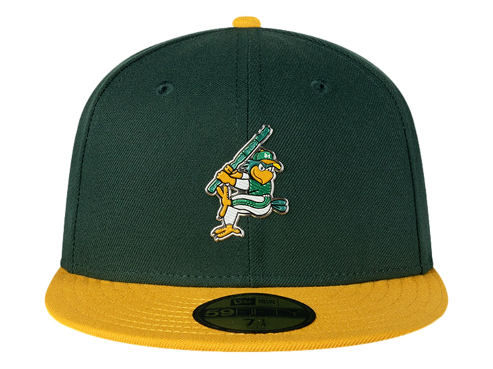 Gorra de béisbol New Era verde oscuro con visera amarilla y mascota bordada al frente.