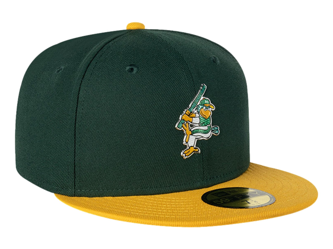 Gorra de béisbol New Era verde oscuro con visera amarilla y mascota bordada al frente.