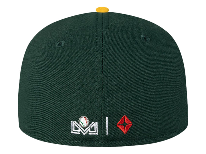 Gorra de béisbol New Era verde oscuro con visera amarilla y mascota bordada al frente.