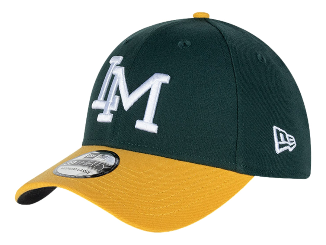 Gorra de béisbol New Era en color verde oscuro con visera amarilla y letras blancas bordadas al frente.