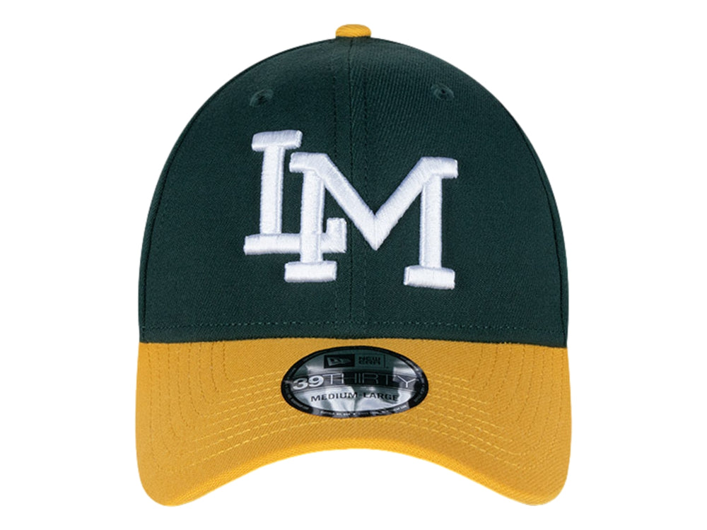 Gorra de béisbol New Era en color verde oscuro con visera amarilla y letras blancas bordadas al frente.