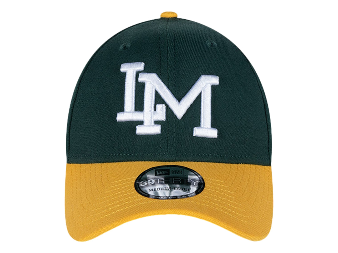 Gorra de béisbol New Era en color verde oscuro con visera amarilla y letras blancas bordadas al frente.