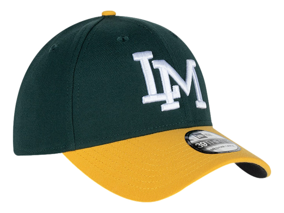 Gorra de béisbol New Era en color verde oscuro con visera amarilla y letras blancas bordadas al frente.