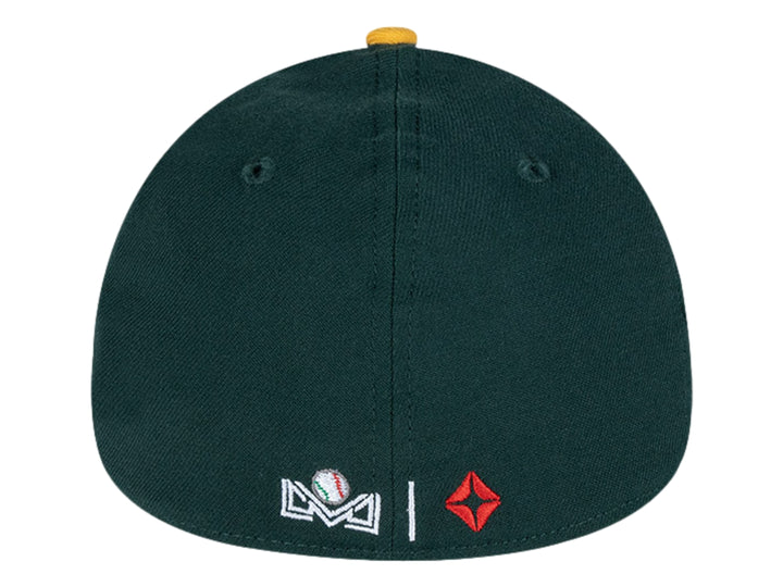 Gorra de béisbol New Era en color verde oscuro con visera amarilla y letras blancas bordadas al frente.