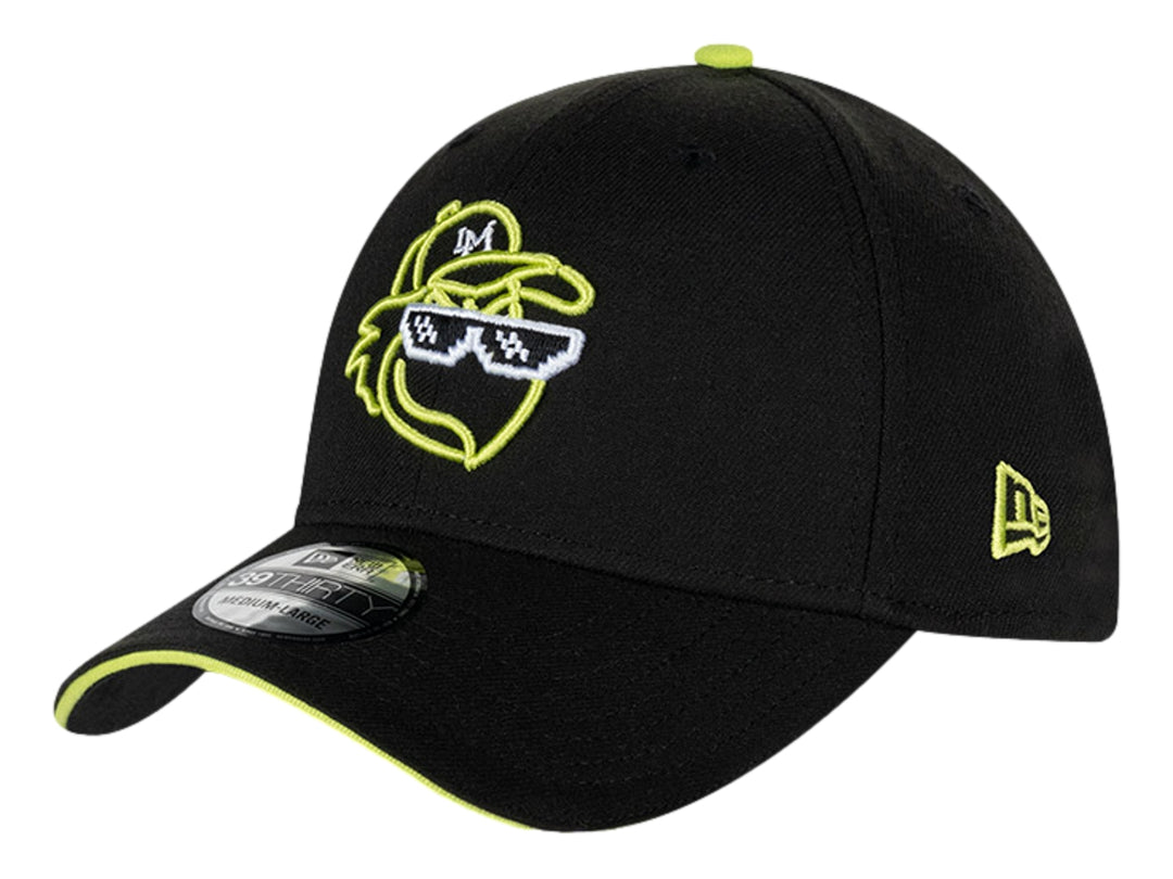 Gorra de béisbol New Era color verde oscuro con detalles y logo bordado en verde lima.
