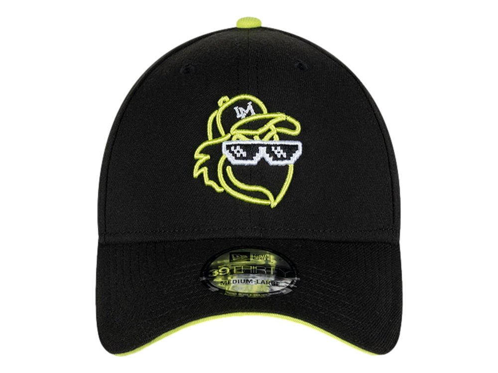 Gorra de béisbol New Era color verde oscuro con detalles y logo bordado en verde lima.