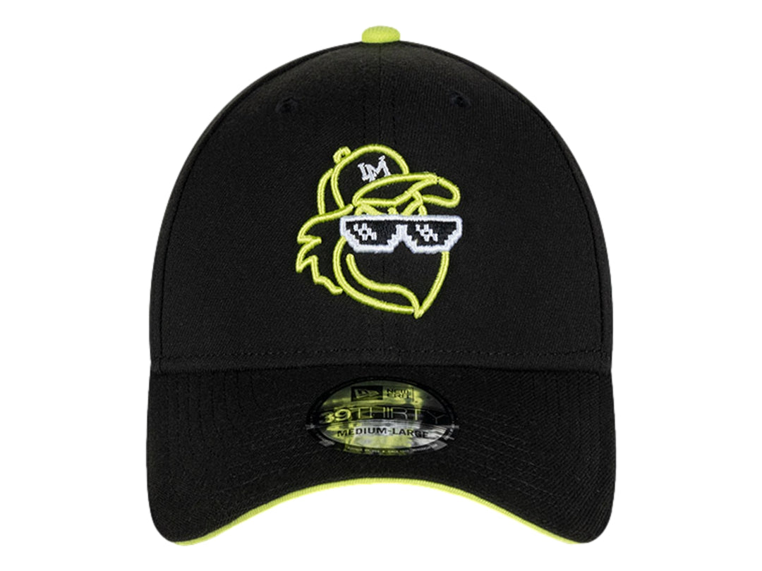 Gorra de béisbol New Era color verde oscuro con detalles y logo bordado en verde lima.