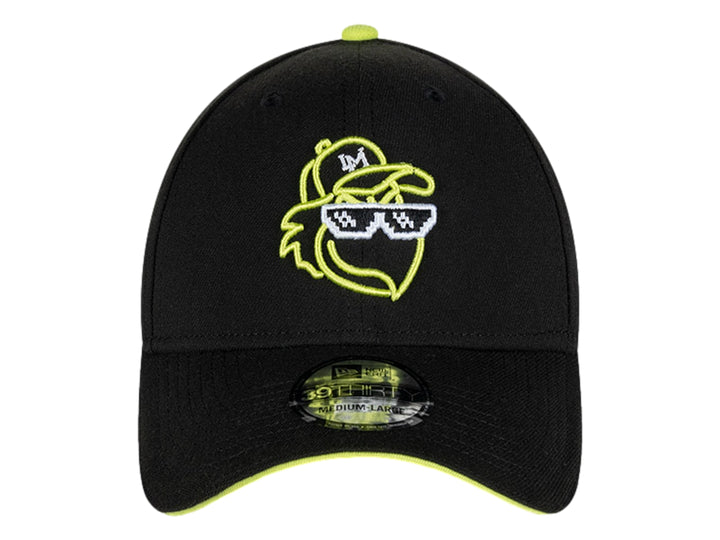 Gorra de béisbol New Era color verde oscuro con detalles y logo bordado en verde lima.