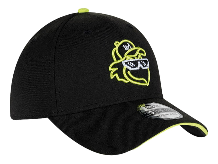 Gorra de béisbol New Era color verde oscuro con detalles y logo bordado en verde lima.