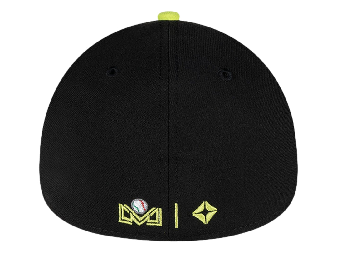 Gorra de béisbol New Era color verde oscuro con detalles y logo bordado en verde lima.