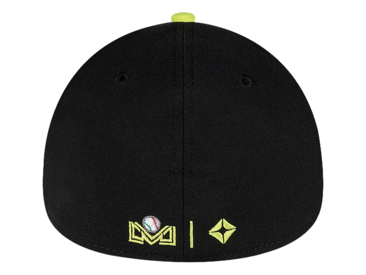 Gorra de béisbol New Era color verde oscuro con detalles y logo bordado en verde lima.