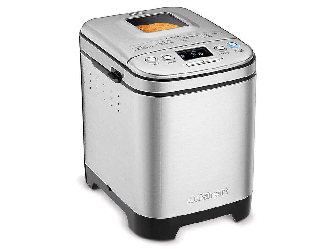 Máquina para hacer pan Cuisinart de acero inoxidable con base negra y panel de control digital.