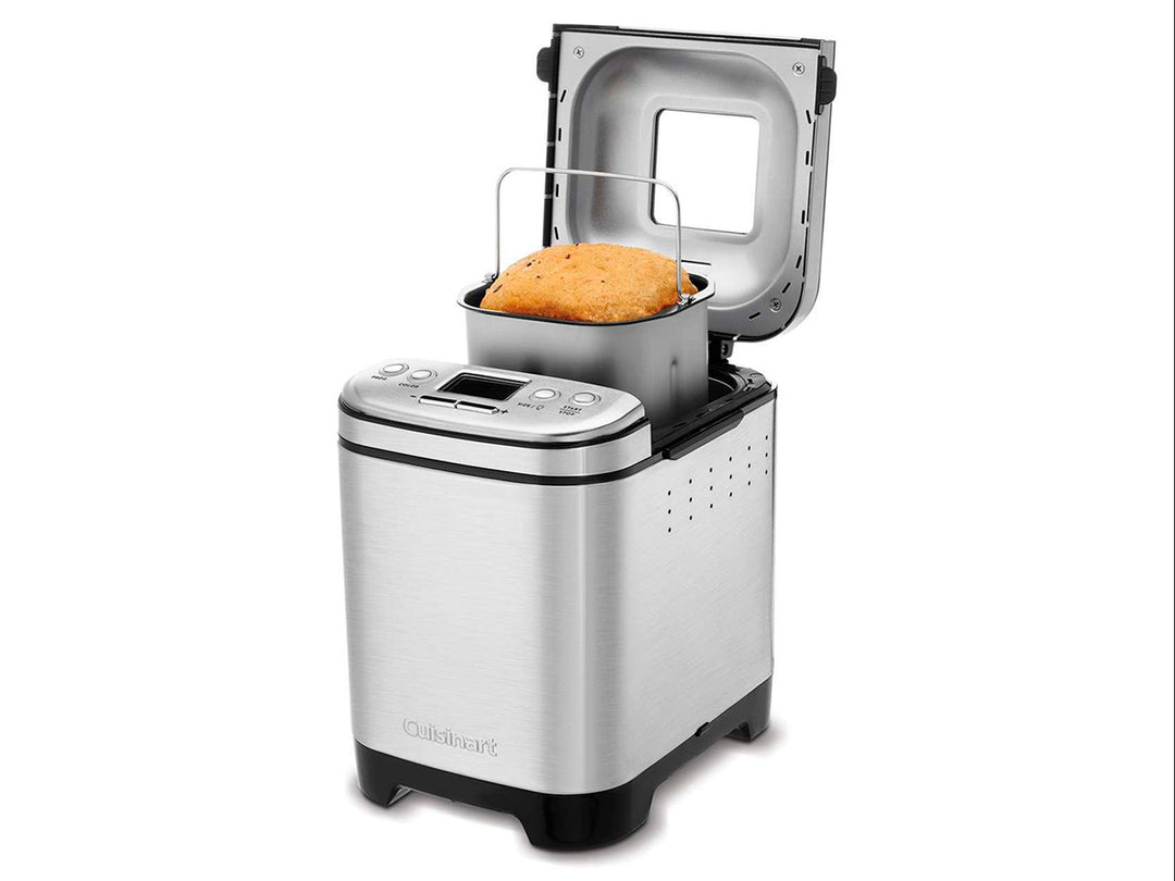 Máquina para hacer pan Cuisinart de acero inoxidable con base negra y panel de control digital.