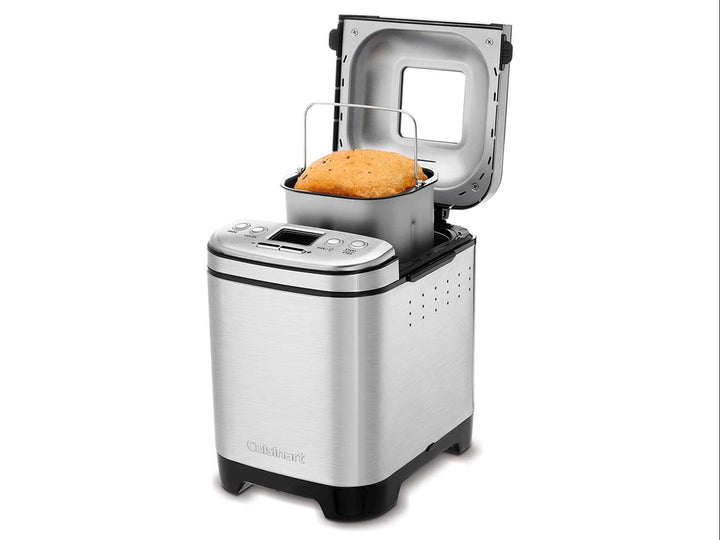 Máquina para hacer pan Cuisinart de acero inoxidable con base negra y panel de control digital.