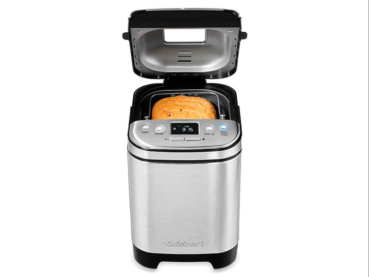 Máquina para hacer pan Cuisinart de acero inoxidable con base negra y panel de control digital.