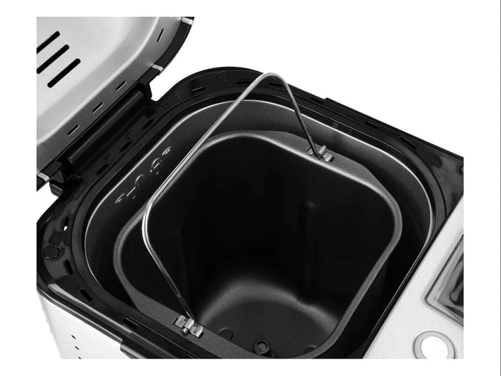Máquina para hacer pan Cuisinart de acero inoxidable con base negra y panel de control digital.
