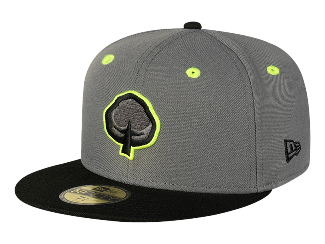 Gorra New Era gris con visera plana negra y logotipo bordado en verde lima y negro.