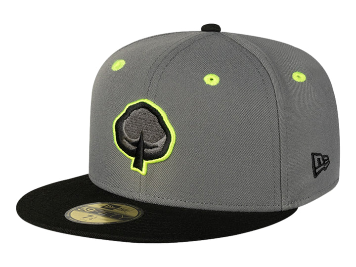 Gorra New Era gris con visera plana negra y logotipo bordado en verde lima y negro.
