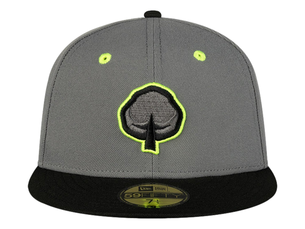 Gorra New Era gris con visera plana negra y logotipo bordado en verde lima y negro.