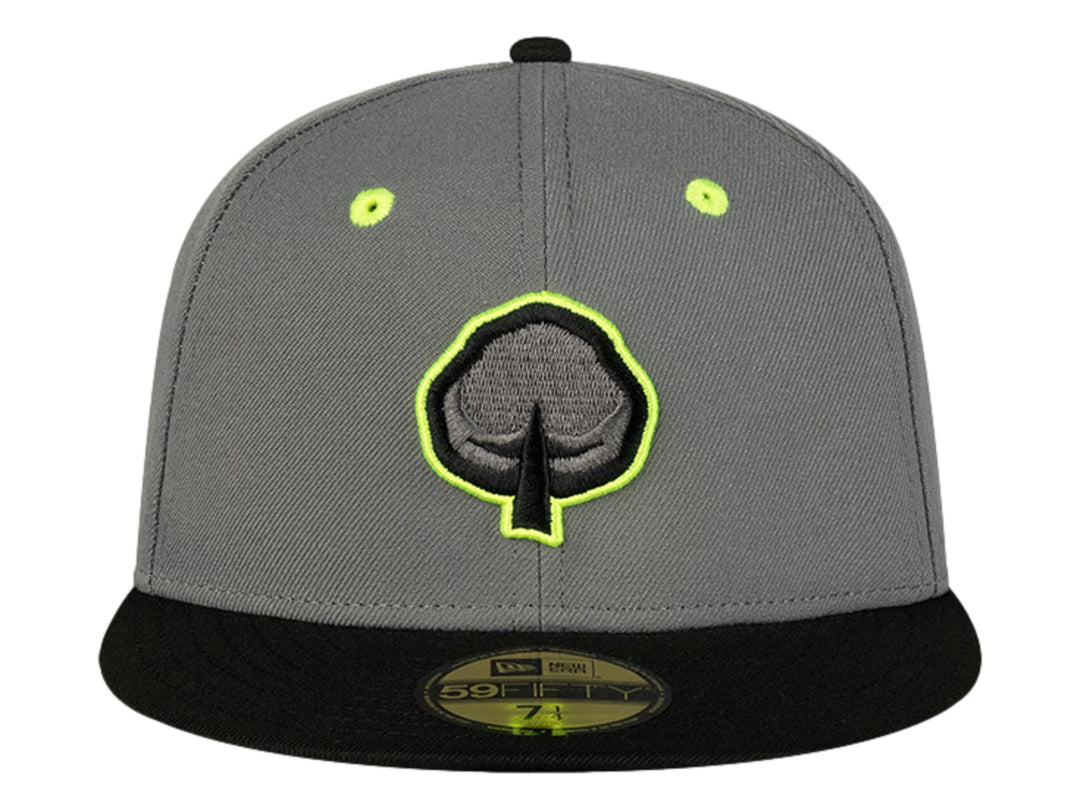 Gorra New Era gris con visera plana negra y logotipo bordado en verde lima y negro.