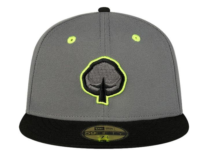 Gorra New Era gris con visera plana negra y logotipo bordado en verde lima y negro.