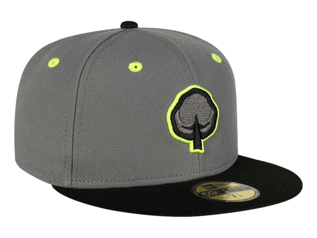 Gorra New Era gris con visera plana negra y logotipo bordado en verde lima y negro.