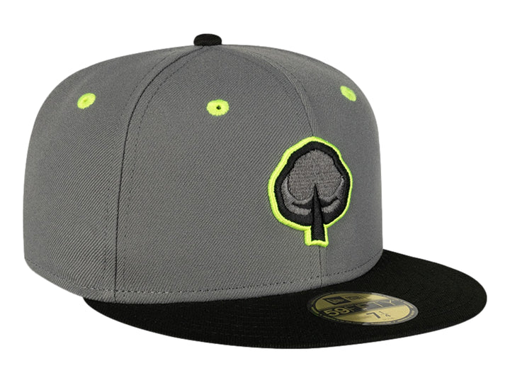 Gorra New Era gris con visera plana negra y logotipo bordado en verde lima y negro.