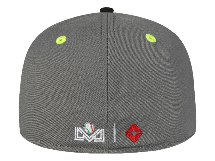 Gorra New Era gris con visera plana negra y logotipo bordado en verde lima y negro.