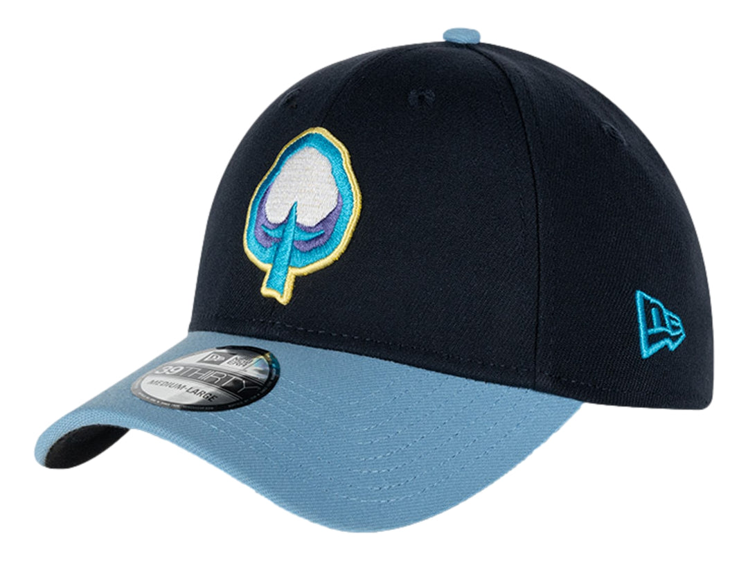 Gorra New Era color navy con visera azul claro y logotipo bordado en el frente.