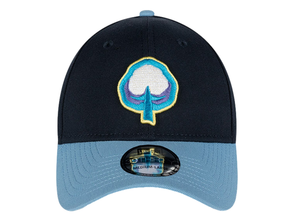 Gorra New Era color navy con visera azul claro y logotipo bordado en el frente.