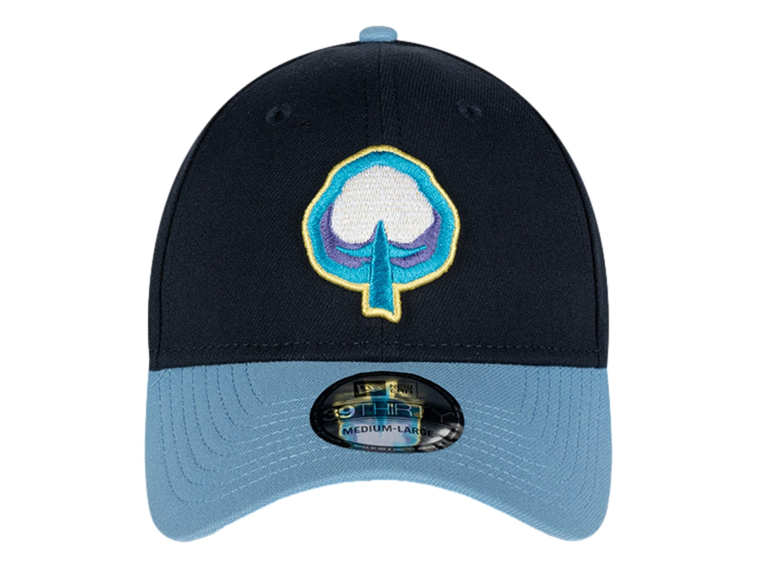 Gorra New Era color navy con visera azul claro y logotipo bordado en el frente.