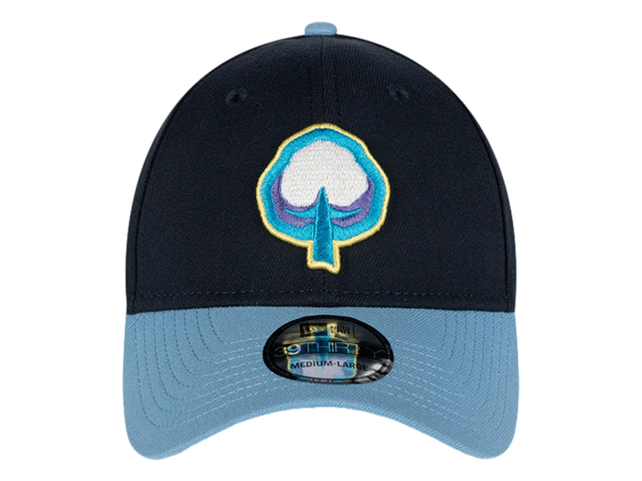 Gorra New Era color navy con visera azul claro y logotipo bordado en el frente.