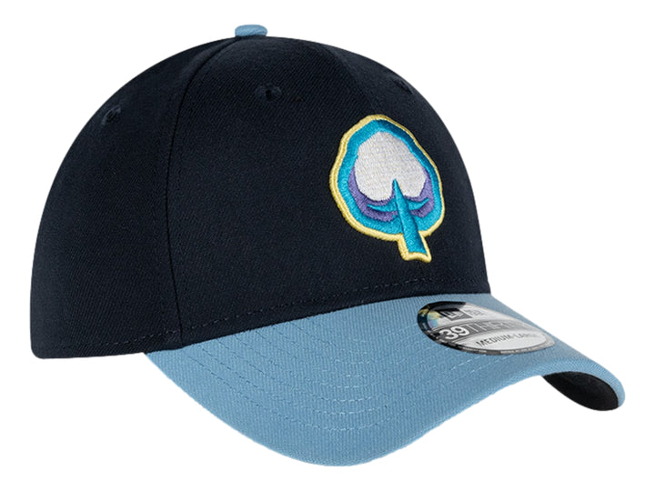 Gorra New Era color navy con visera azul claro y logotipo bordado en el frente.