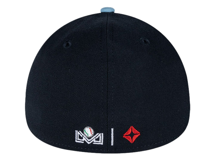 Gorra New Era color navy con visera azul claro y logotipo bordado en el frente.