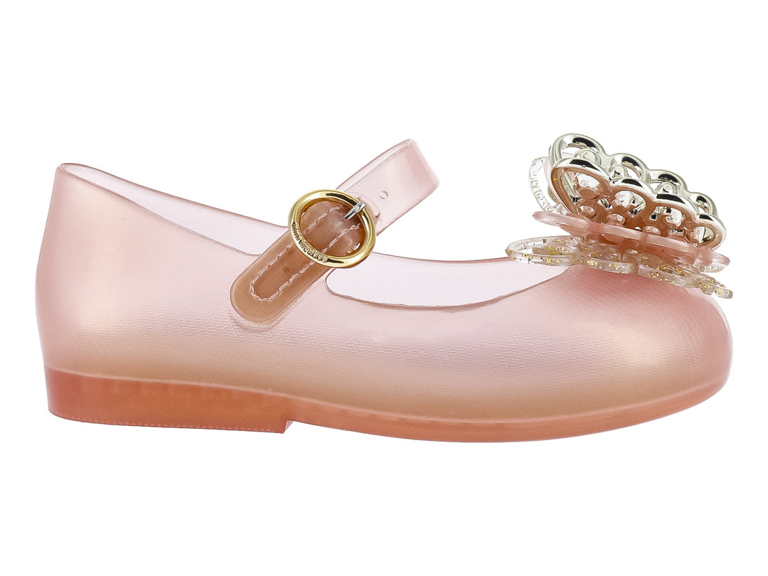 Zapato Mini Melissa color oro con correa y adorno de mariposa brillante en la punta para Niña.
