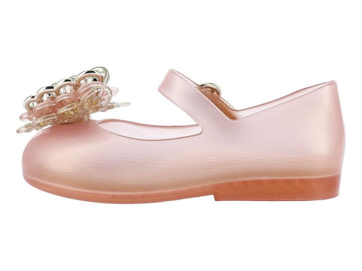 Zapato Mini Melissa color oro con correa y adorno de mariposa brillante en la punta para Niña.