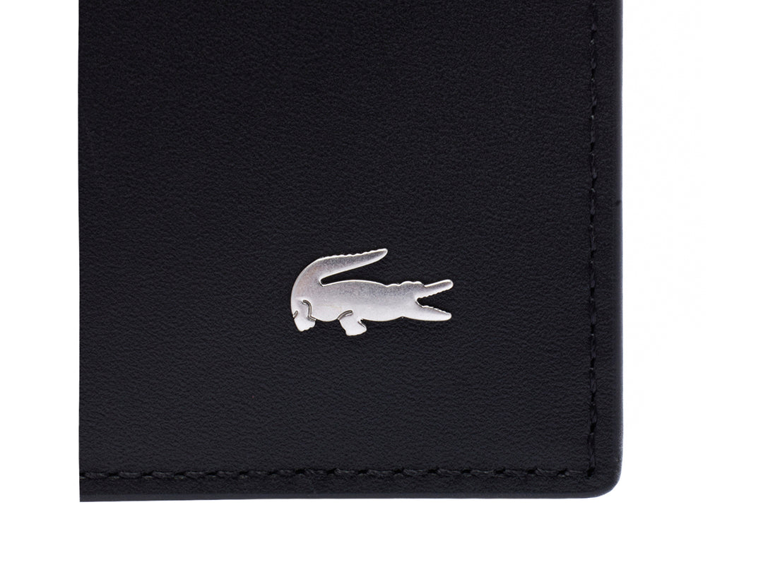 Cartera Lacoste de cuero color negro con logotipo metálico en la esquina inferior derecha.