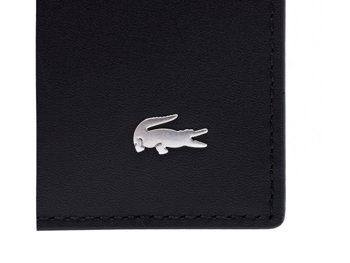 Cartera Lacoste de cuero color negro con logotipo metálico en la esquina inferior derecha.