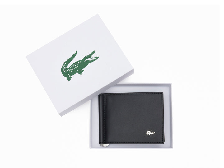 Cartera Lacoste de cuero color negro con logotipo metálico en la esquina inferior derecha.