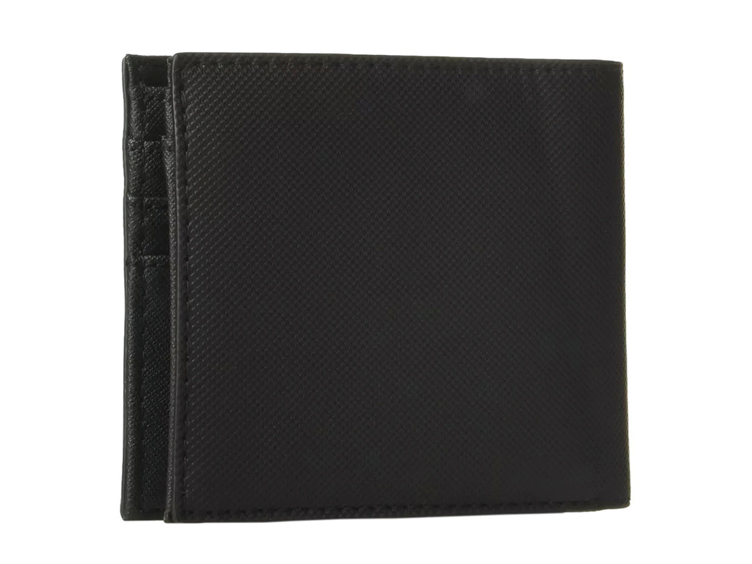 Cartera Lacoste negra de cuero texturizado con logotipo grabado en la esquina inferior.
