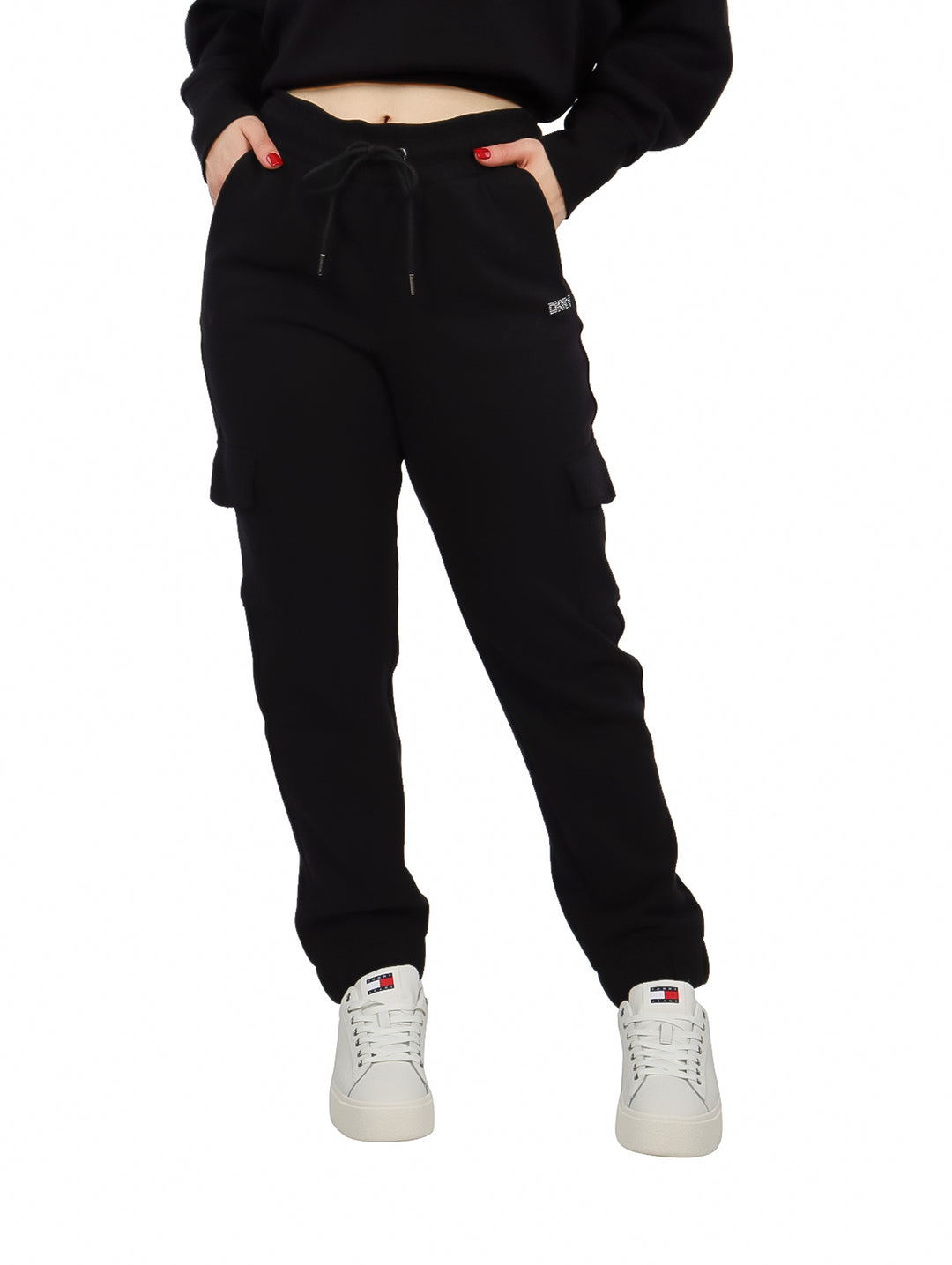 Pantalones cargo joggers color negro de la marca DKNY con bolsillos laterales y ajuste slim.