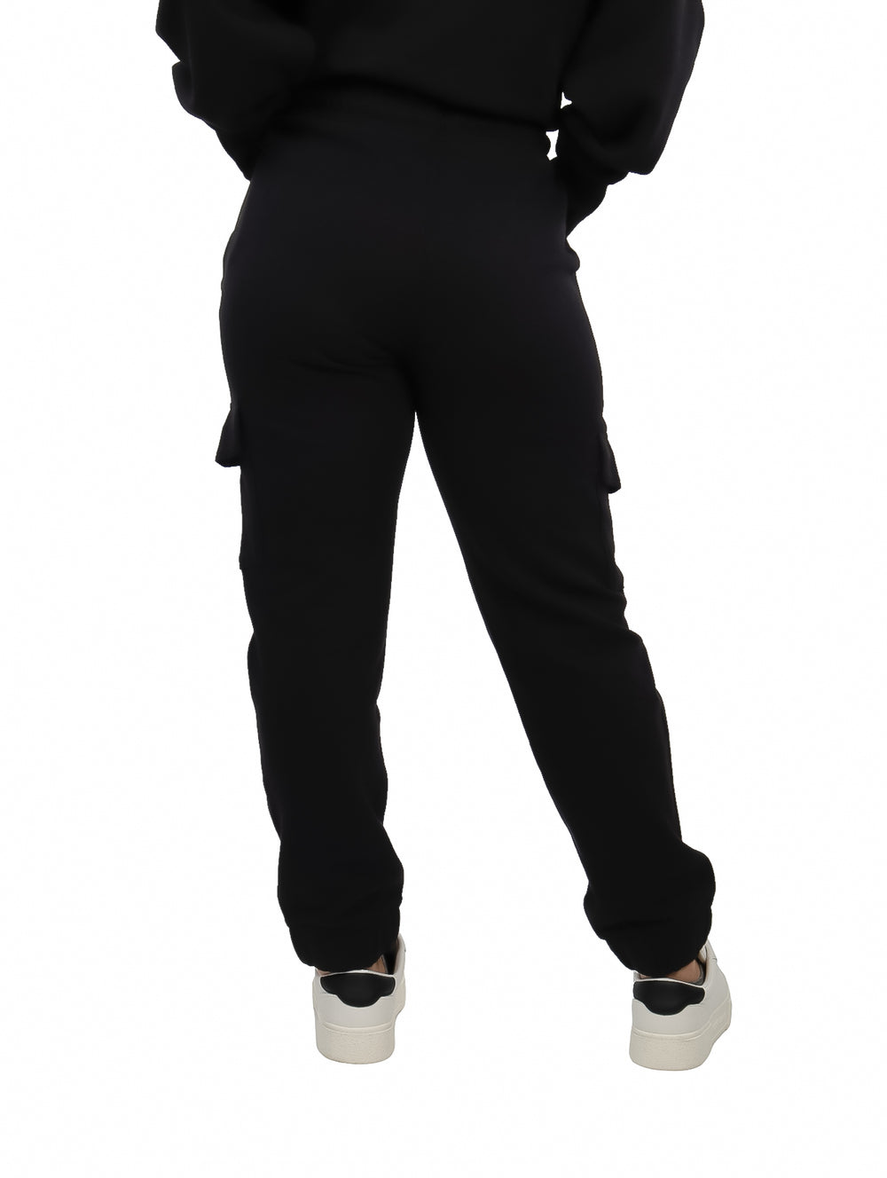 Pantalones cargo joggers color negro de la marca DKNY con bolsillos laterales y ajuste slim.